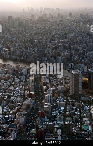 Panoramablick auf die endlose Zersiedelung der Metropolstadt Tokio vom Gipfel des Tokio Skytree in Sumida Ward, Tokio, Japan. Stockfoto