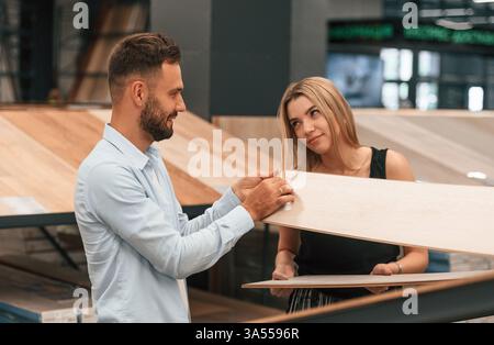 Mann mit Frau sind im Eisenwarenladen. Stockfoto