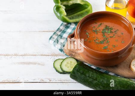 Traditionelle spanische Gazpacho-Suppe auf Holztisch Stockfoto