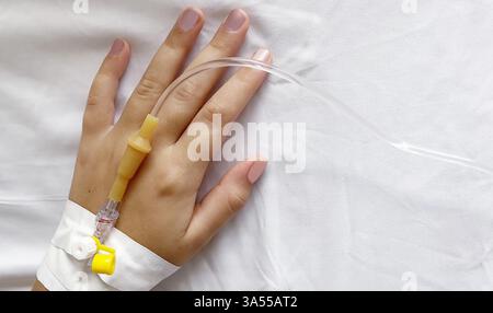 Peripherer Katheter zur Mehrtagestherapie an der weiblichen Hand im Krankenhaus, medizinischer Hintergrund Stockfoto