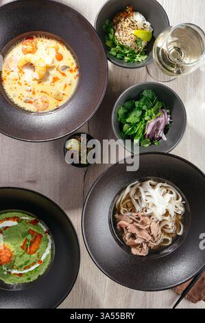 Pho bo und tom Yum Suppe in einem Restaurant Stockfoto