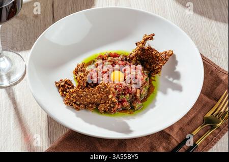 Rindertatar auf einem Teller Stockfoto