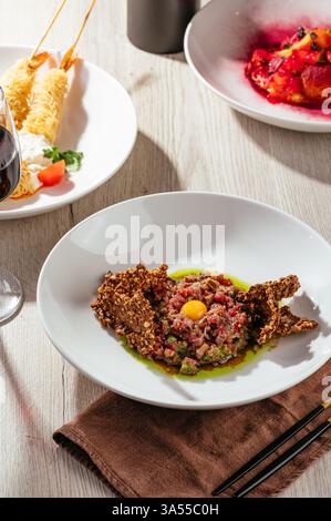 Rindertatar auf einem Teller Stockfoto