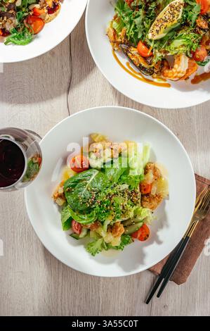 Gemüsesalat mit Gemüse, Sesam und Garnelen Stockfoto