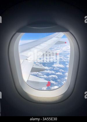 Ein Blick aus einem Flugzeugfenster während des Fluges Stockfoto