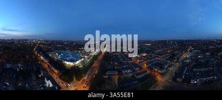 Panoramablick auf das Liverpool Women's Hospital in der Abenddämmerung mit historischen Straßen, Architektur und Sehenswürdigkeiten. Stockfoto