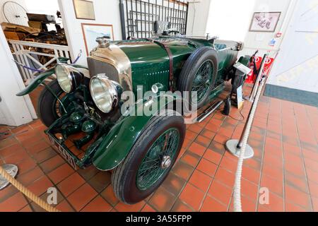 Dreiviertel-Vorderansicht eines 1928,Bentley 4 ½ Liter 'Le Mans', das von Tim Birkin in der Zeit gefahren wurde und im Brooklands Museum in Weybridge ausgestellt ist Stockfoto