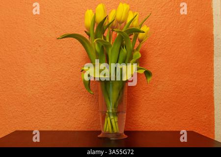 Strauß gelber Tulpen in einer Vase auf einem Tisch Stockfoto