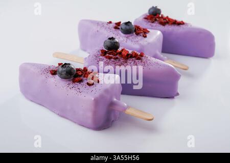 Leckere Blaubeeren drauf. Käsekuchen, der aussieht wie Eis. Vor weißem Hintergrund. Stockfoto