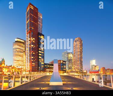 Hochhausbüros im Finanzviertel in Rotterdam, Niederlande bei Nacht - Ein Stadtbild Stockfoto