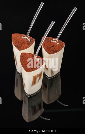 Objekte auf der Oberfläche. Desserts, Süßigkeiten auf schwarzem Hintergrund. Stockfoto
