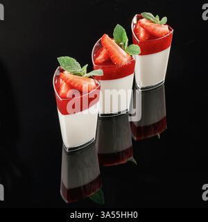 Objekte auf der Oberfläche. Desserts, Süßigkeiten auf schwarzem Hintergrund. Stockfoto