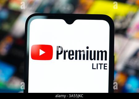 In dieser Abbildung wird das YouTube Premium Lite Logo auf einem Smartphone-Bildschirm angezeigt. (Foto von Thomas Fuller / SOPA Images/SIPA USA) *** ausschließlich für redaktionelle Nachrichtenzwecke *** Stockfoto