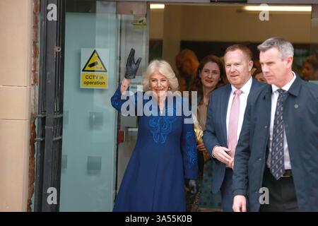 Königin Camilla winkt der Menge zu, als sie nach einem Besuch des Old Town Hall von Banbridge am dritten Tag des königlichen Besuchs in Nordirland verlässt. Bilddatum: Freitag, 21. März 2025. Stockfoto