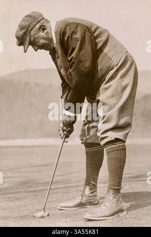Charles M. Schwab, US-amerikanischer Stahlmagnat, setzt die Verbindungen auf dem Golfplatz White Sulpher Springs, West Virginia 1922. Stockfoto