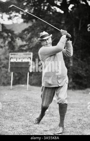 Charles M. Schwab, US-amerikanischer Stahlmagnat, Swinging Golf Club, in White Sulphur Springs, West Virginia. 1923. Stockfoto