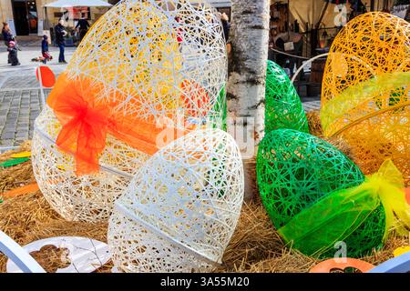 Prag, Tschechische Republik - 26. März 2023: Osterdekoration auf dem Altstadtplatz in Prag, Tschechische Republik Stockfoto