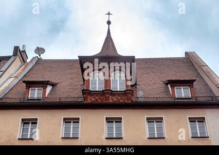 NÜRNBERG, DEUTSCHLAND - 27. OKTOBER 2023: Dies sind architektonische Details mit Dachfenstern und Dachfenstern eines alten Gebäudes. Stockfoto