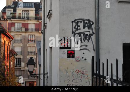 Gebäude + Graffiti in Paris Stockfoto