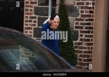 Königin Camilla winkt der Menge zu, als sie nach einem Besuch der Banbridge Library am dritten Tag des königlichen Besuchs in Nordirland im Old Town Hall von Banbridge ankommt. Bilddatum: Freitag, 21. März 2025. Stockfoto