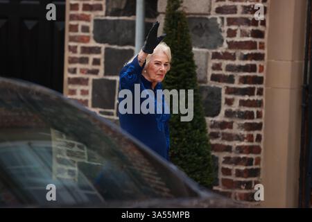 Königin Camilla winkt der Menge zu, als sie nach einem Besuch der Banbridge Library am dritten Tag des königlichen Besuchs in Nordirland im Old Town Hall von Banbridge ankommt. Bilddatum: Freitag, 21. März 2025. Stockfoto