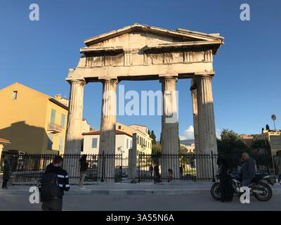 Begeben Sie sich zurück in die Vergangenheit – antike griechische Ruinen, die stolz unter dem klaren blauen Himmel stehen. Stockfoto