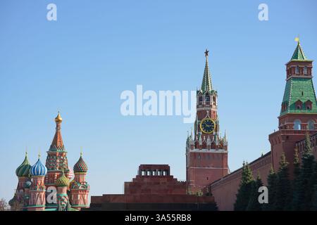 Moskau, Roter Platz, Blick auf den Spasskaya-Turm, Mausoleum und Basilius-Kathedrale. Stockfoto