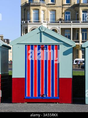 Farbenfrohe bemalte Strandhütten entlang der Küste von Hove, Brighton, Sussex UK Stockfoto