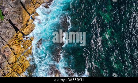 Luftaufnahme der Küste von Sydney mit brechenden Wellen, Coogee, Sydney, New South Wales, Australien Stockfoto