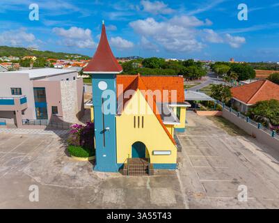 Ecksteinkirche aus der Vogelperspektive auf der Laufferstraat im Zentrum von Otrobanda in Willemstad, Curacao. Das historische Willemstad gehört zum UNESCO-Weltkulturerbe Stockfoto