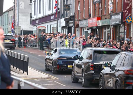 Königin Camilla winkt der Menge von einem Autofenster zu, als sie nach einem Besuch in Banbridge am dritten Tag des königlichen Besuchs in Nordirland abreist. Bilddatum: Freitag, 21. März 2025. Stockfoto