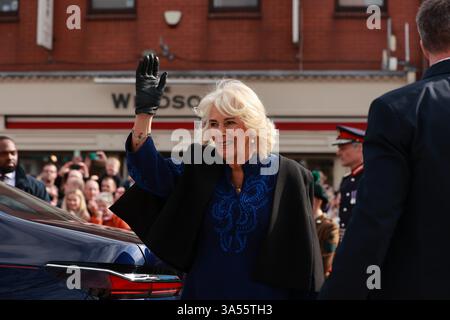 Königin Camilla winkt der Menge zu, als sie nach einem Besuch in Banbridge am dritten Tag des königlichen Besuchs in Nordirland abreist. Bilddatum: Freitag, 21. März 2025. Stockfoto