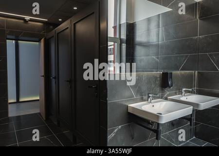Moderne Toilette mit zwei Waschbecken und Spiegel Stockfoto