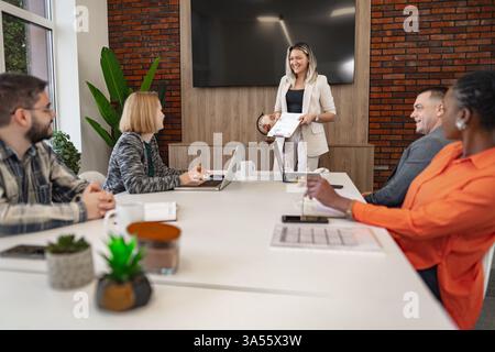 Leute, die um einen Weißen Tisch sitzen Stockfoto