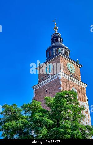 Rathausuhrturm auf dem Marktplatz (Rynek Glowny) in Krakau, Polen, Europa Stockfoto