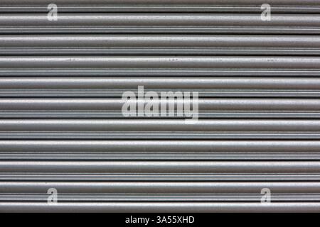 Vollrahmen-Metall-Aluminium-Hintergrundstruktur einer Rollladentür in Industriequalität. Stockfoto