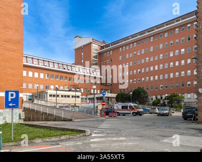 Savigliano, Cuneo, Italien - 20. März 2025: Santissima Annunziata Hospital A.S.L. CN1 Gebäude Stockfoto