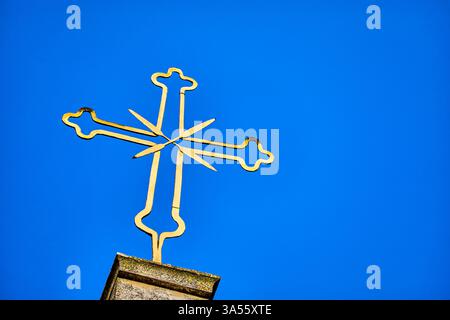 Das Stechpalmenkreuz auf der Spitze der Kirche St. Peter und St. Paul, der Kirche aus dem 18. Jahrhundert im Stil des Spätbarock, Krakau, Polen, Europa Stockfoto