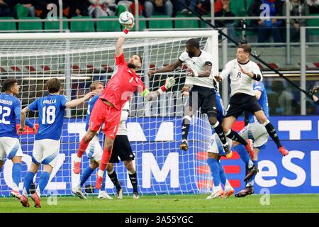 Mailand, Italien. März 2025. im Bild v.l.: Nicolo Barella (Italien, 18), Torwart Gianluigi Donnarumma (Italien, 1), Antonio Ruediger (Deutschland, 2), Leon Goretzka (Deutschland, 8), Action vor dem Tor der Italiener, Zweikampf, Action, Kampf, kaempft um den Ball, Kopfballduell zwischen, 20.03.2025, Fussball, UEFA Nations League, Viertelfinale, Italien - Deutschland, ITA, Mailand, Stadio San Siro, Quelle: HMB Media/Alamy Live News Stockfoto