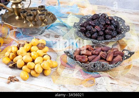 Verschiedene Arten von getrockneten Datteln zum Verkauf im Geschäft in der Türkei. Verschiedene Arten von Grössen und Arten von Dattelpalmen. Medina Datum, Tunesisches Datum, Acwa Da Stockfoto