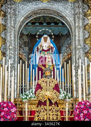 Wunderschöne Statuen der Jungfrau Maria und Christi in der Basilika La Macarena, Sevilla. Stockfoto