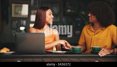 Handshake, Laptop und Gespräch mit Leuten im Café zum ersten Date, Flirten oder Meeting. Computer, Unterhaltung oder Lächeln mit Mann und Stockfoto