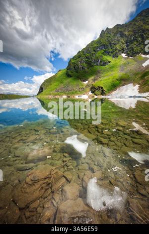 Alpensee in Österreich in den Bergen mit Reflexionen im Wasser Stockfoto