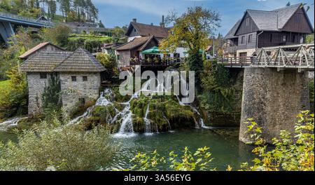 Fotografía panorámica de las cascadas de Rastoke, donde el Río Slunjčica se une al Río Korana, creando un paisaje de ensueño. Rastoke, Croacia Stockfoto