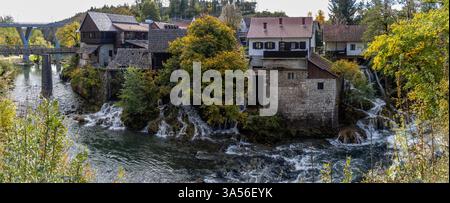 Fotografía panorámica de las cascadas de Rastoke, donde el Río Slunjčica se une al Río Korana, creando un paisaje de ensueño. Rastoke, Croacia Stockfoto