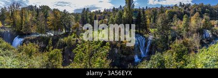 Fotografía panorámica de las cascadas de Rastoke, donde el Río Slunjčica se une al Río Korana, creando un paisaje de ensueño. Rastoke, Croacia Stockfoto
