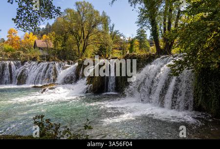 Fotografía panorámica de las cascadas de Rastoke, donde el Río Slunjčica se une al Río Korana, creando un paisaje de ensueño. Rastoke, Croacia Stockfoto