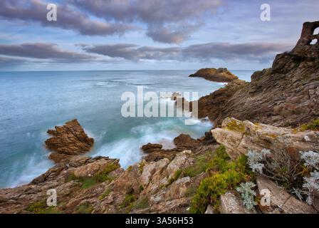 Sonnenaufgang in der Pointe du Décolle, Saint-Lunaire - Bretagne, Frankreich Stockfoto