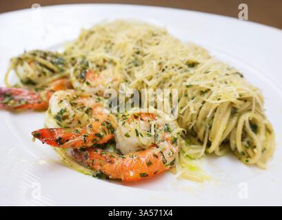 Nahaufnahme von leckeren Spaghetti mit Garnelen und Pesto Stockfoto