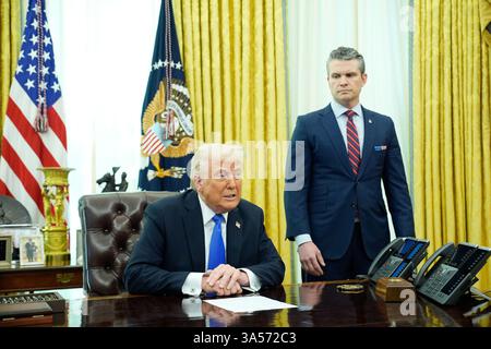 Washington, Usa. März 2025. Präsident Donald Trump wird von Verteidigungsminister Pete Hegseth begleitet, der am Freitag, den 21. März 2025, im Oval Office des Weißen Hauses in Washington D.C. einen Vertrag für ein neues Kampfflugzeug gewonnen hat. Foto: Yuri Gripas/UPI Credit: UPI/Alamy Live News Stockfoto